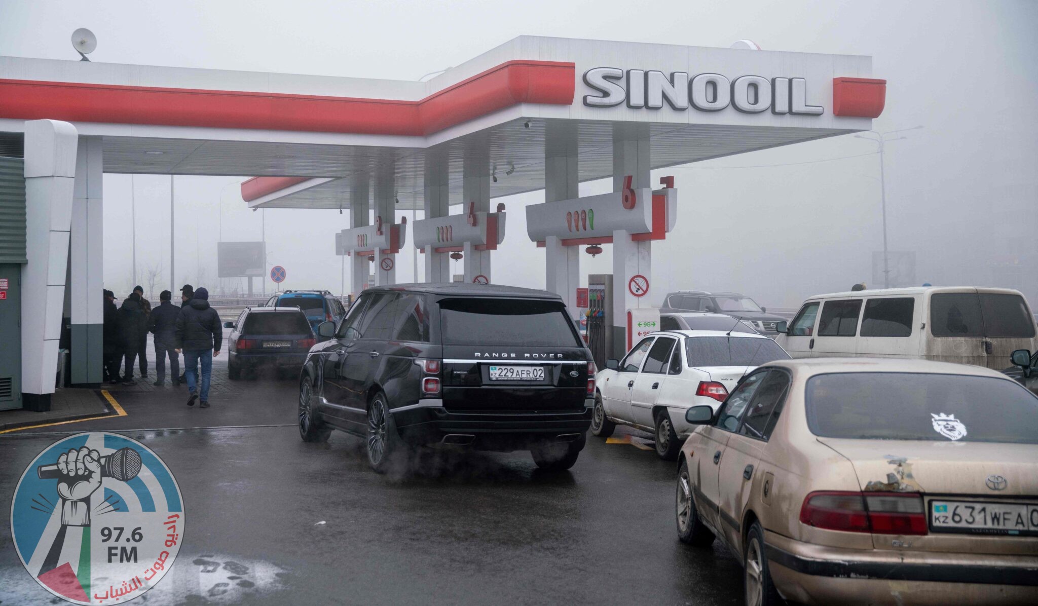 Motorists queue at a gas station in Almaty on January 8, 2022, after violence that erupted following protests over hikes in fuel prices. Kazakhstan's president has rejected calls for talks with protesters after days of unprecedented unrest, vowing to destroy "armed bandits" and authorising his forces to shoot to kill without warning. In a new effort to pacify the protesters, the government sets fuel price limits for six months. (Photo by Alexandr BOGDANOV / AFP)