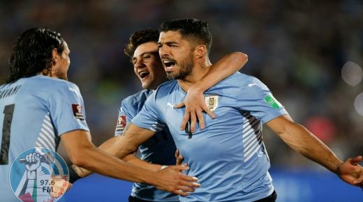 TOPSHOT - Uruguay's Luis Suarez (C) celebrates after scoring against Venezuela during the South American qualification football match for the FIFA World Cup Qatar 2022 at the Centenario stadium in Montevideo, on February 1, 2022. (Photo by MARIANA GREIF / POOL / AFP)