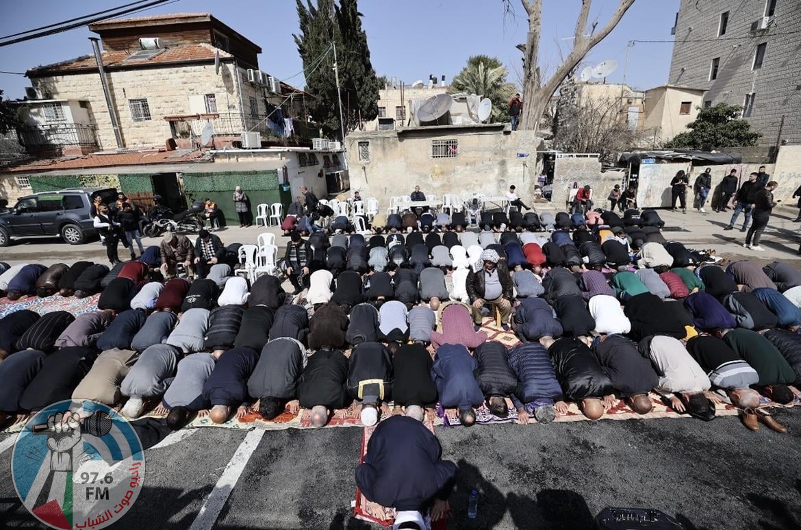 مقدسيون يؤدون صلاة الجمعة في حي الشيخ جراح دعما لأهله