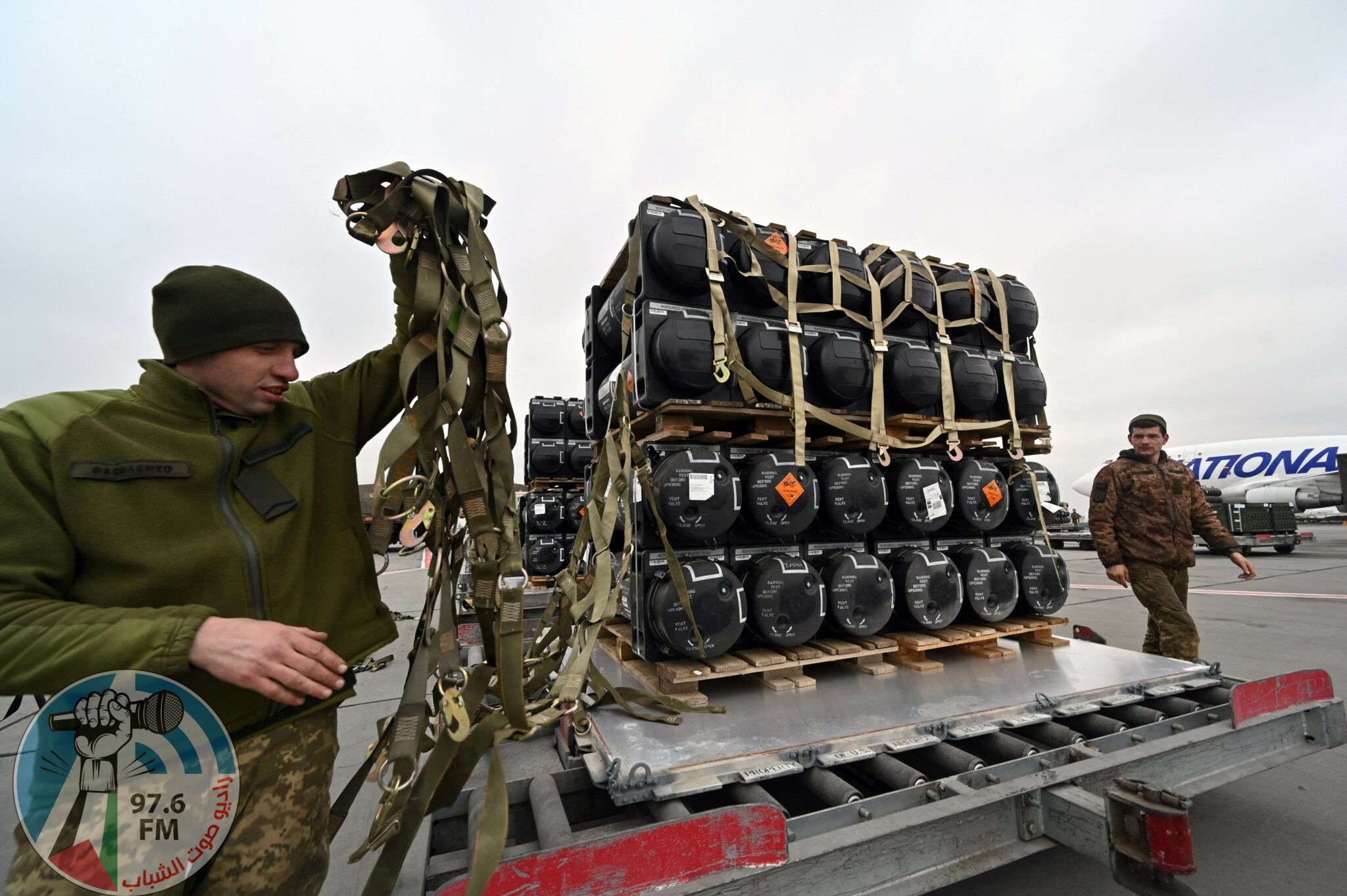 Ukrainian servicemen unload a Boeing 747-412 plane with the FGM-148 Javelin, American man-portable anti-tank missile provided by US to Ukraine as part of a military support, at Kyiv's airport Boryspil on February 11,2022, amid the crisis linked with the threat of Russia's invasion. (Photo by Sergei SUPINSKY / AFP)