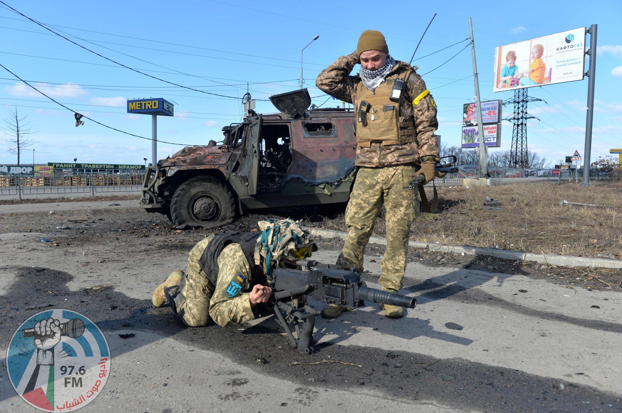 TOPSHOT - Ukrainian Territorial Defence fighters test the automatic grenade launcher taken from a destroyed Russian infantry mobility vehicle GAZ Tigr after the fight in Kharkiv on February 27, 2022. Ukrainian forces secured full control of Kharkiv on February 27, 2022 following street fighting with Russian troops in the country's second biggest city, the local governor said. (Photo by Sergey BOBOK / AFP)