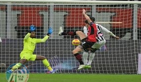 (220226) -- MILAN, Feb. 26, 2022 (Xinhua) -- Udinese's Destiny Udogie (R) scores his goal during a Serie A football match between AC Milan and Udinese in Milan, Italy, on Feb. 25, 2022. (Photo by Alberto Lingria/Xinhua)