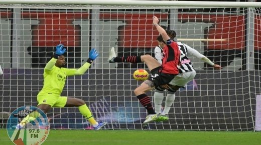 (220226) -- MILAN, Feb. 26, 2022 (Xinhua) -- Udinese's Destiny Udogie (R) scores his goal during a Serie A football match between AC Milan and Udinese in Milan, Italy, on Feb. 25, 2022. (Photo by Alberto Lingria/Xinhua)