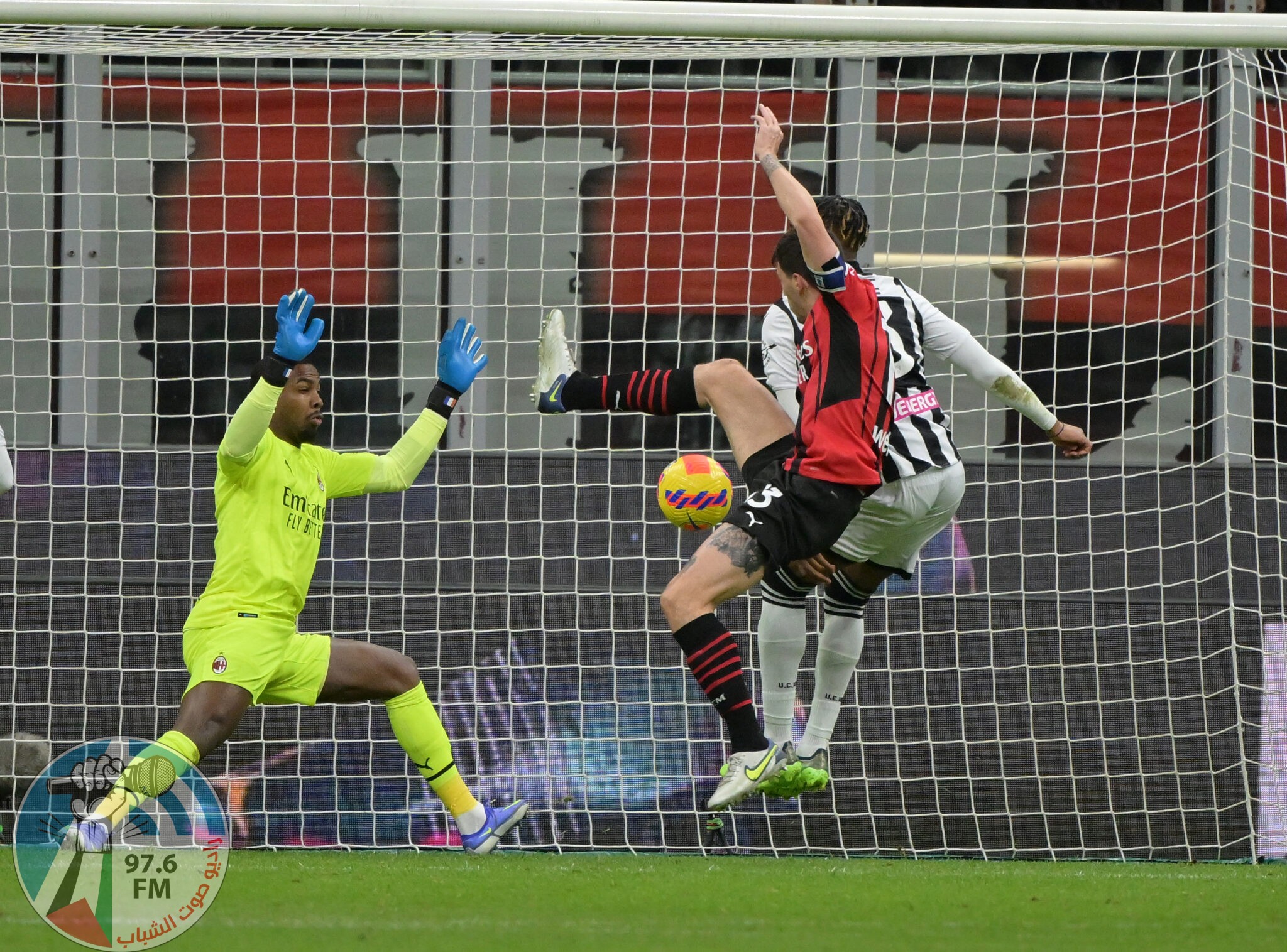 (220226) -- MILAN, Feb. 26, 2022 (Xinhua) -- Udinese's Destiny Udogie (R) scores his goal during a Serie A football match between AC Milan and Udinese in Milan, Italy, on Feb. 25, 2022. (Photo by Alberto Lingria/Xinhua)