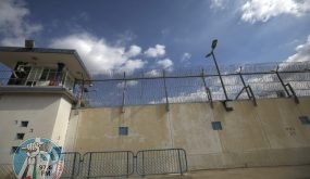 “نادي الأسير”: مواجهات بكافة الأقسام في سجن “ريمون”
