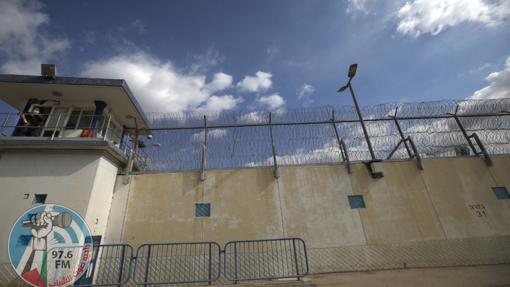 “نادي الأسير”: مواجهات بكافة الأقسام في سجن “ريمون”