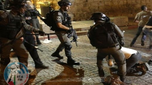 الاحتلال يعتدي بالضرب على شاب ويعتقل آخر في بيت لحم