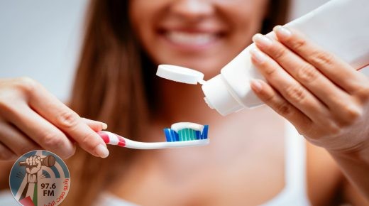 ما هي الأخطاء الخمسة التي نرتكبها عند تنظيف أسناننا؟