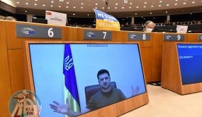 TOPSHOT - Ukrainian President Volodymyr Zelensky appears on a screen as he speaks in a video conference during a special plenary session of the European Parliament focused on the Russian invasion of Ukraine at the EU headquarters in Brussels, on March 01, 2022. The European Commission has opened the door for Ukraine to join the EU, but this is not for tomorrow, despite Kiev's request for a special procedure to integrate the country "without delay". (Photo by JOHN THYS / AFP)