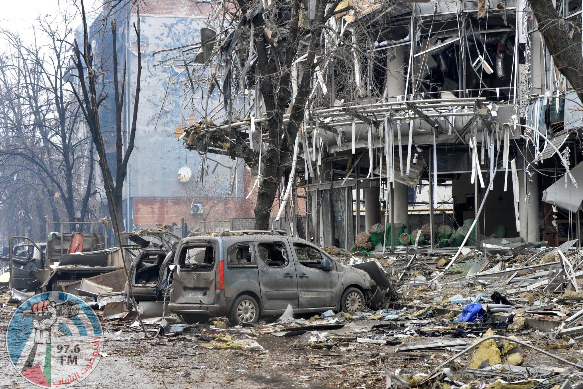 TOPSHOT - A view of damaged building after the shelling is said by Russian forces in Ukraine's second-biggest city of Kharkiv on March 3, 2022. Ukraine and Russia agreed to create humanitarian corridors to evacuate civilians on March 3, in a second round of talks since Moscow invaded last week, negotiators on both sides said. (Photo by Sergey BOBOK / AFP)