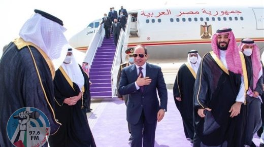 السيسي يصل إلى السعودية وبن سلمان في استقباله