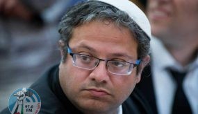 بن غفير يشهر سلاحه تجاه فتية فلسطينيّين قرب مخيم العروب