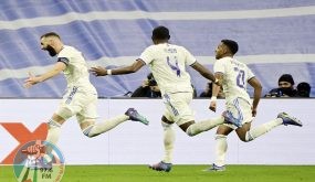 Real Madrid's French forward Karim Benzema (L) celebrates after scoring a goal during the UEFA Champions League round of 16 second league football match between Real Madrid CF and Paris Saint-Germain at the Santiago Bernabeu stadium in Madrid on March 9, 2022. (Photo by JAVIER SORIANO / AFP)