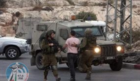 الاحتلال يعتقل طفلا وينصب حواجز في الخليل