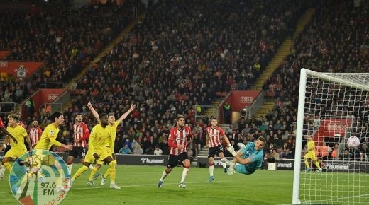 ليفربول يواصل الضغط على المتصدر مانشستر سيتي