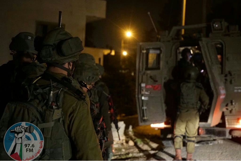 الاحتلال يعتقل شبان من الضفة