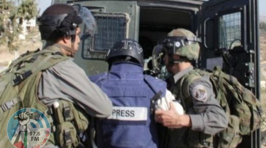 الاحتلال يعتقل مواطنين من الخليل أحدهما صحفي