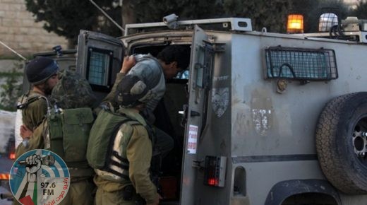 الاحتلال يعتقل مواطنين من مخيم الفوار جنوب الخليل