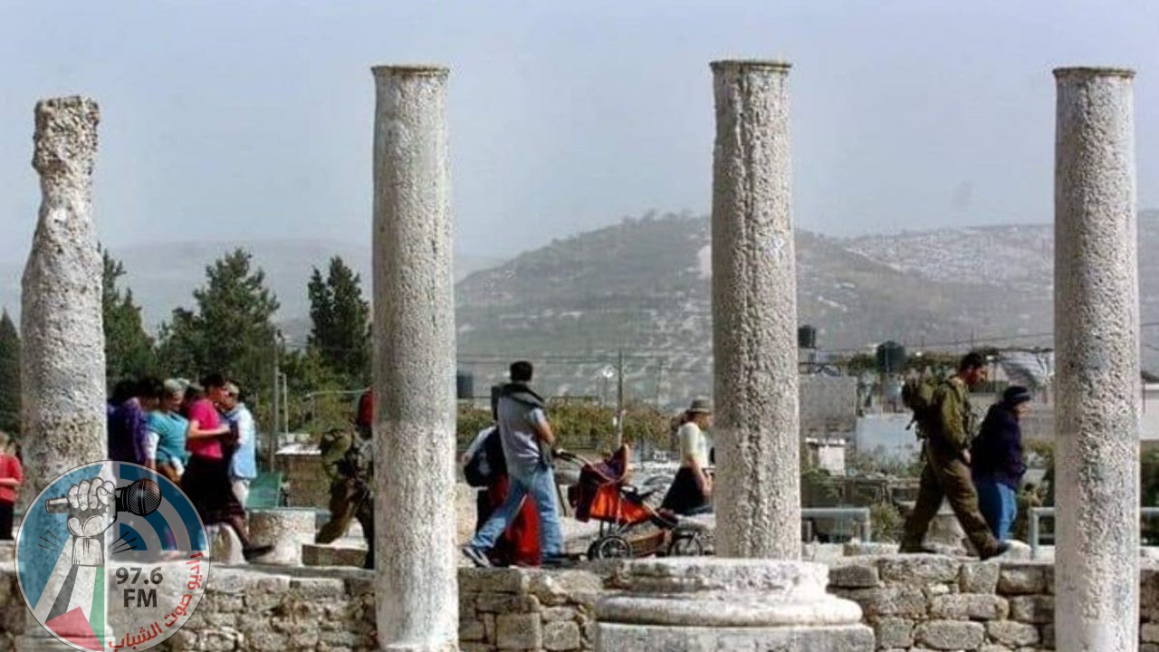 مستوطنون يقتحمون المنطقة الأثرية في سبسطية شمال غرب نابلس