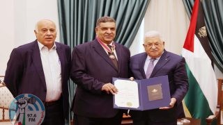 الرئيس يقلد الصحفي المصري أشرف أبو الهول وسام الثقافة والعلوم والفنون