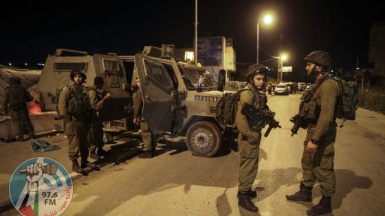 الاحتلال يعتقل سبعة مواطنين في مخيم الفوار