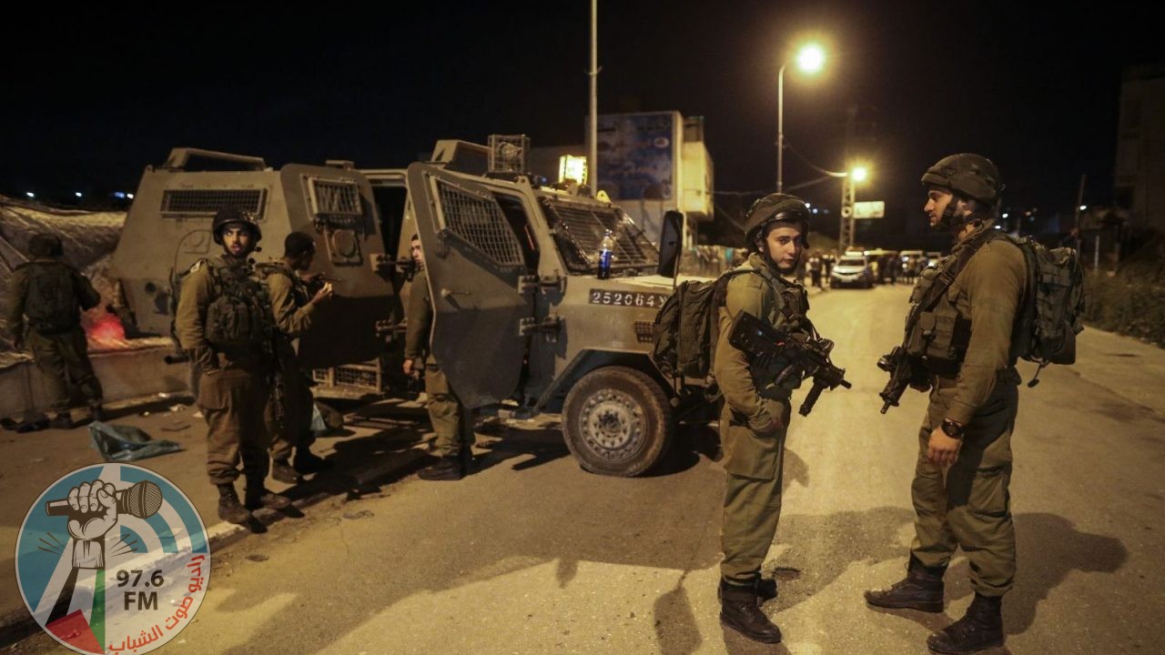 الاحتلال يعتقل سبعة مواطنين في مخيم الفوار