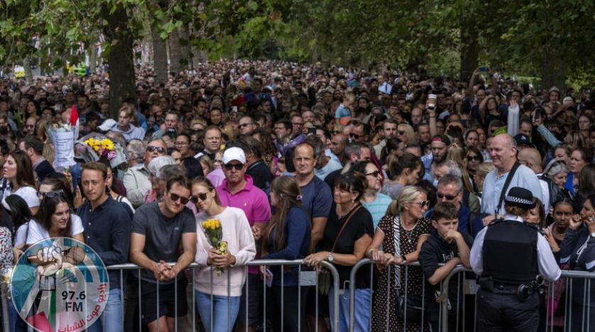 ينتظرون لساعات طويلة… الآلاف يمرون أمام نعش الملكة لوداعها في لندن