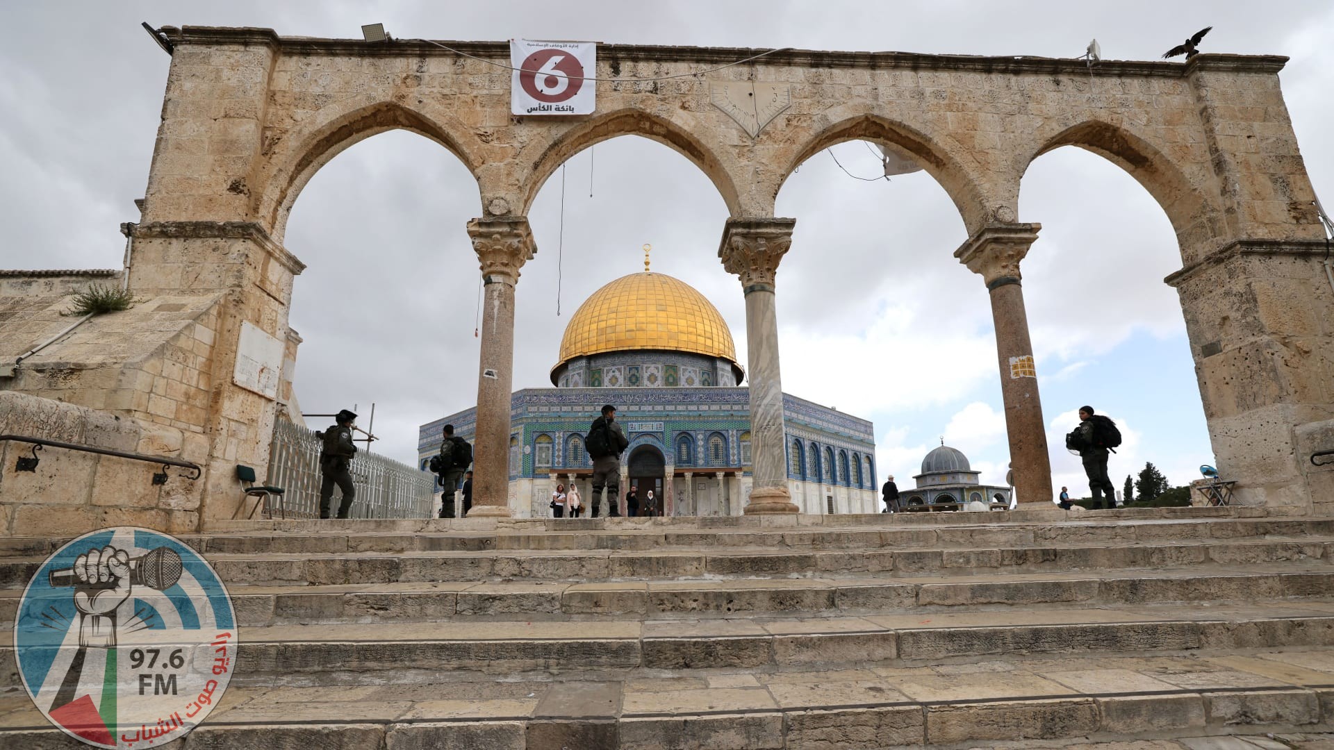 الاحتلال يبعد شابا وسيدة عن المسجد الأقصى