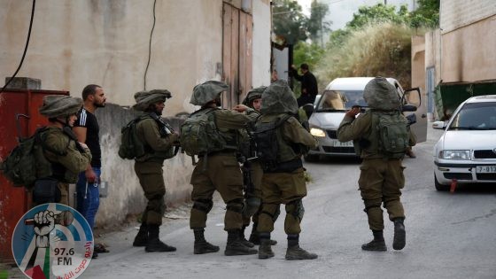 قوات الاحتلال تعتقل مواطنين من الضفة الغربية