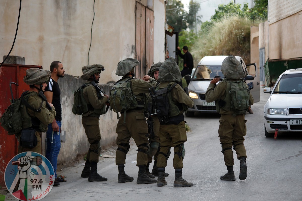 قوات الاحتلال تعتقل مواطنين من الضفة الغربية