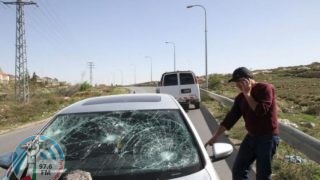 مستوطنون يهاجمون مركبات المواطنين