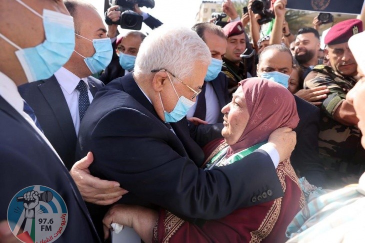والدة الاسير المريض ناصر ابو احميد مع الرئيس محمود عباس