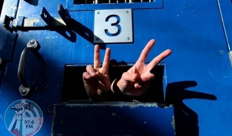 50 معتقلا يواصلون الإضراب عن الطعام