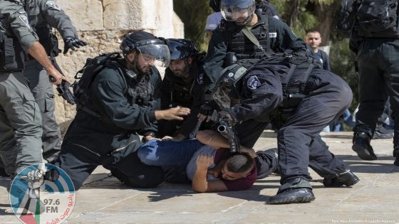 الاحتلال يعتقل شابين بعد الاعتداء عليهما في القدس