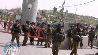 الاحتلال يعتقل مواطنين من نابلس ويغلق الحواجز المحيطة