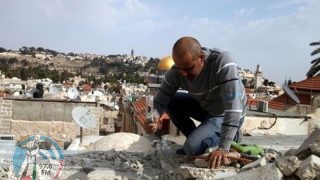 مواطن يهدم منزله في القدس