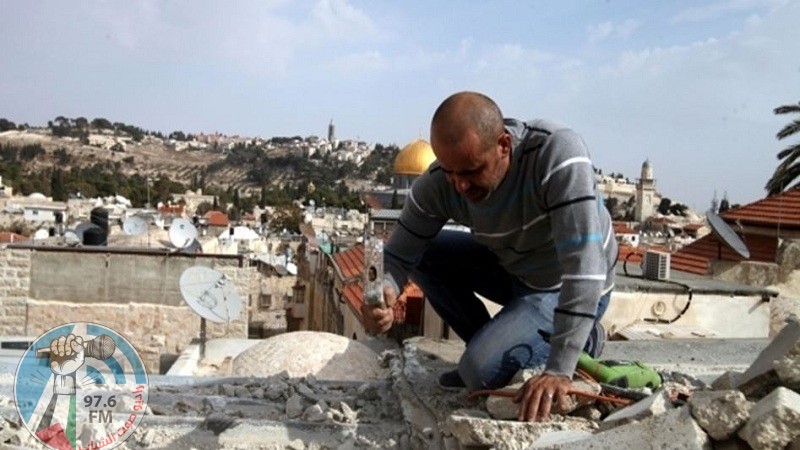 مواطن يهدم منزله في القدس