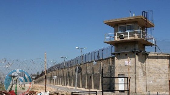 900 معتقل في "عوفر" يعيدون وجبات الطعام اليوم اسنادا للأسرى المضربين