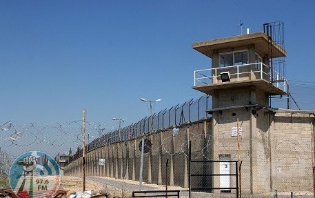 900 معتقل في "عوفر" يعيدون وجبات الطعام اليوم اسنادا للأسرى المضربين