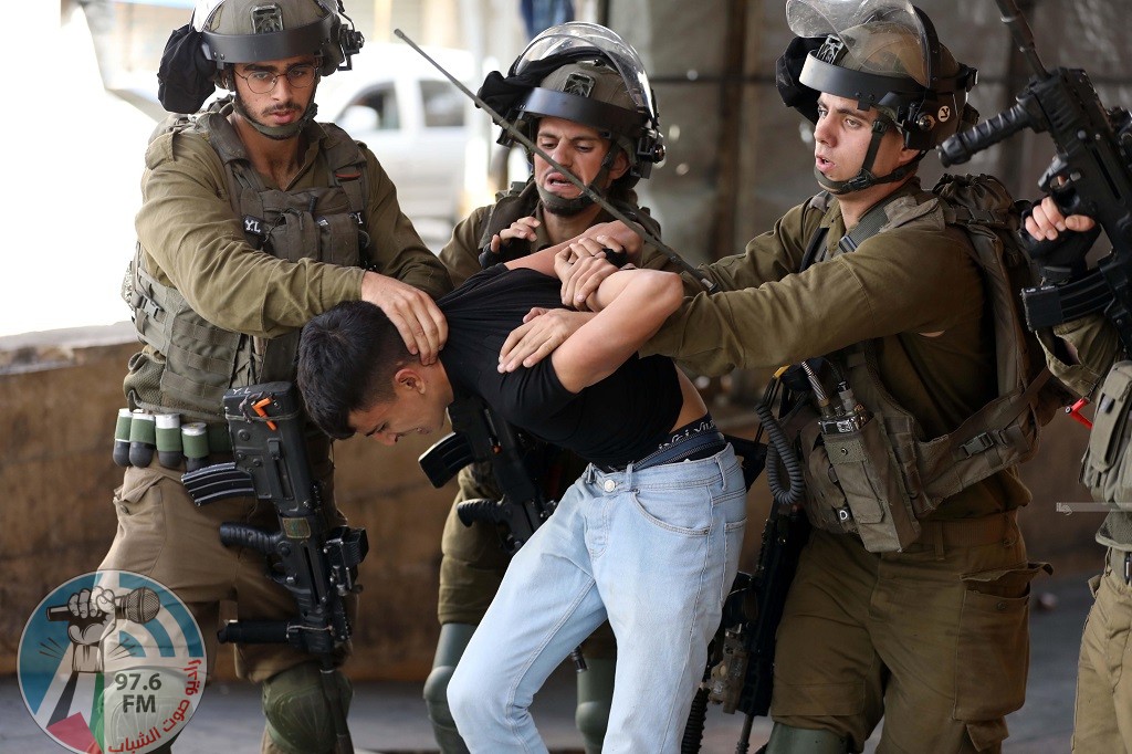 الخليل: الاحتلال يعتقل مواطنا ويزيل سارية العلم الفلسطيني من مدرسة خرسا