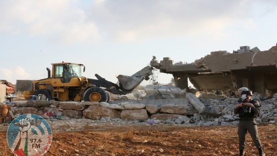 الاحتلال يهدم منزلا مأهولا في بلدة يطا