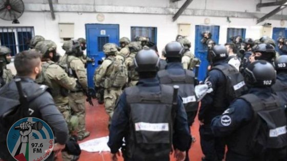 قوات القمع تقتحم قسم (3) في سجن "نفحة" وتعزل أحد الأسرى