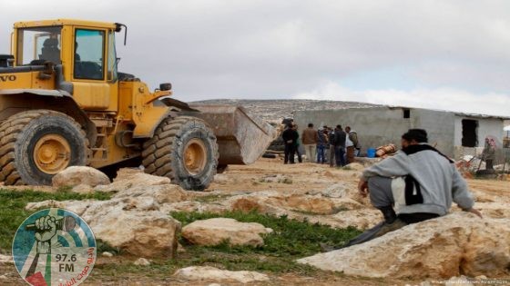 الاحتلال يخطر بإزالة خيام وبركسات ووقف بناء منزل في دوما جنوب نابلس