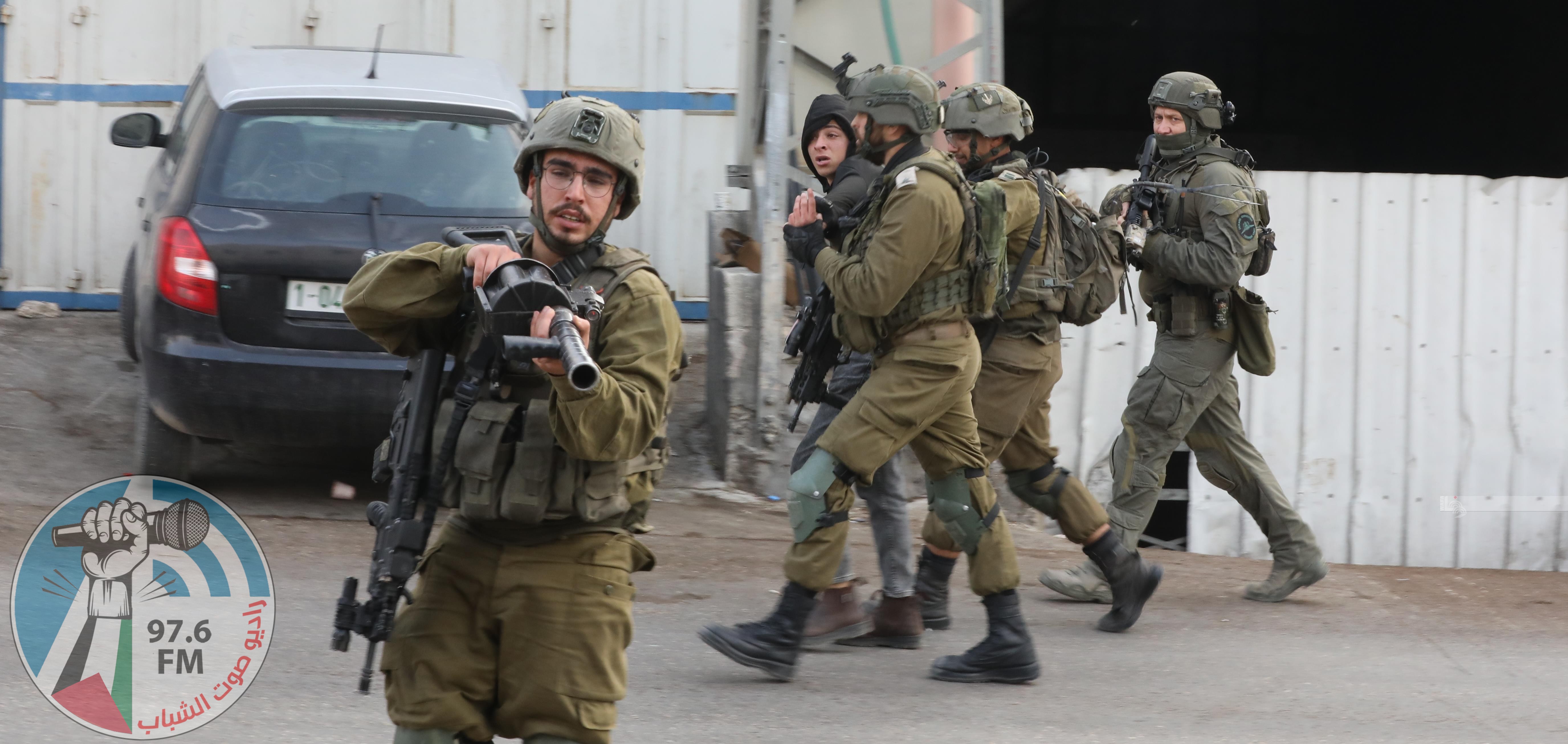 الاحتلال يعتقل ثمانية مواطنين من القدس