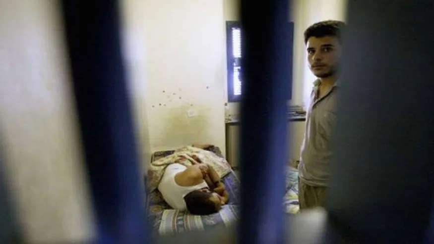 الكشف عن الحالة الصحية لعدد من الأسرى المصابين المحتجزين في عيادة "سجن الرملة"