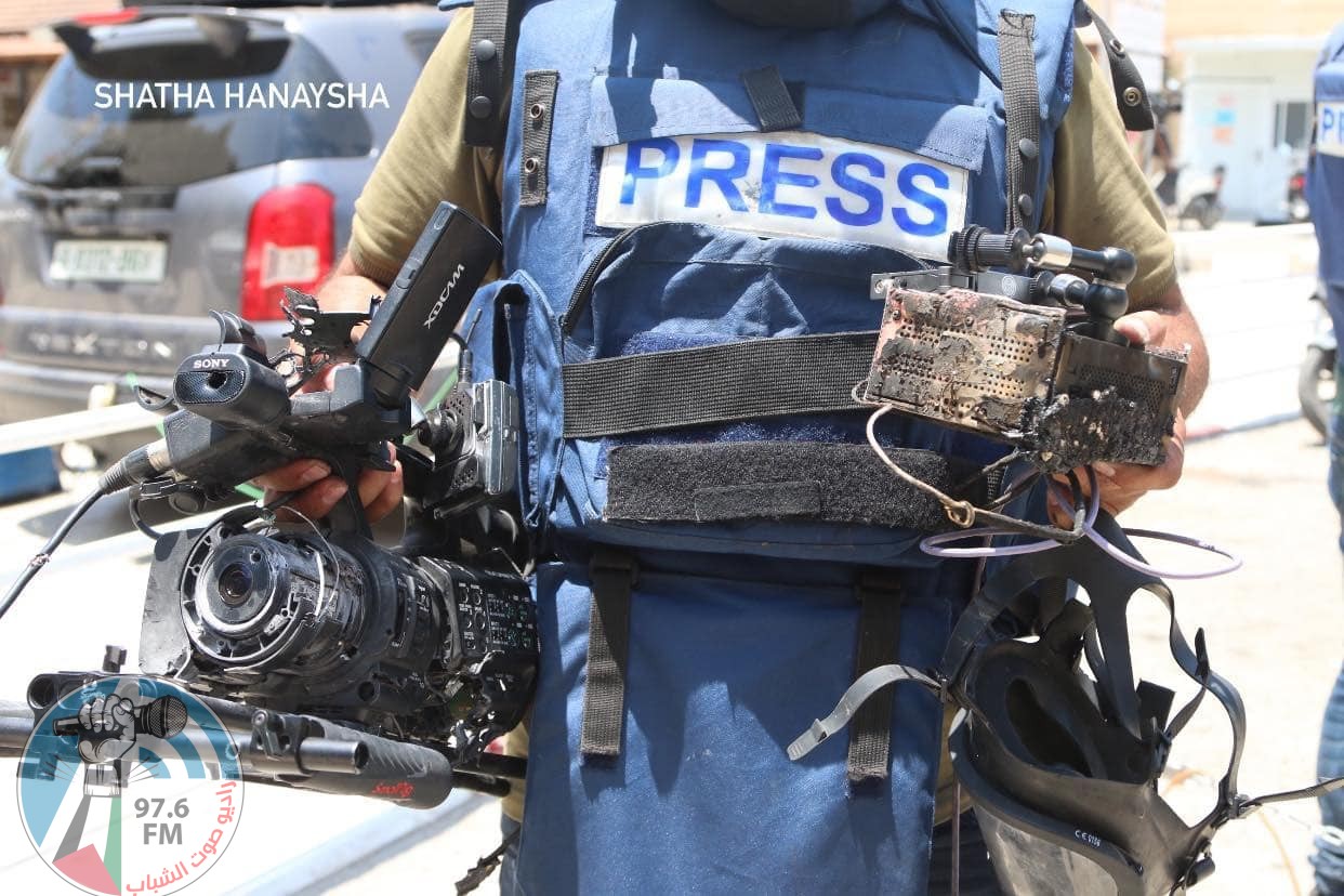 "الإعلام" جيش الاحتلال يستهدف الصحفيين لإخفاء جريمته في جنين