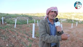 المواطن عيسى دراج البطاط من مدينة الظاهرية يتشبث بأرضه يحرثها ويزرعها ويتواجد فيها بإستمرار