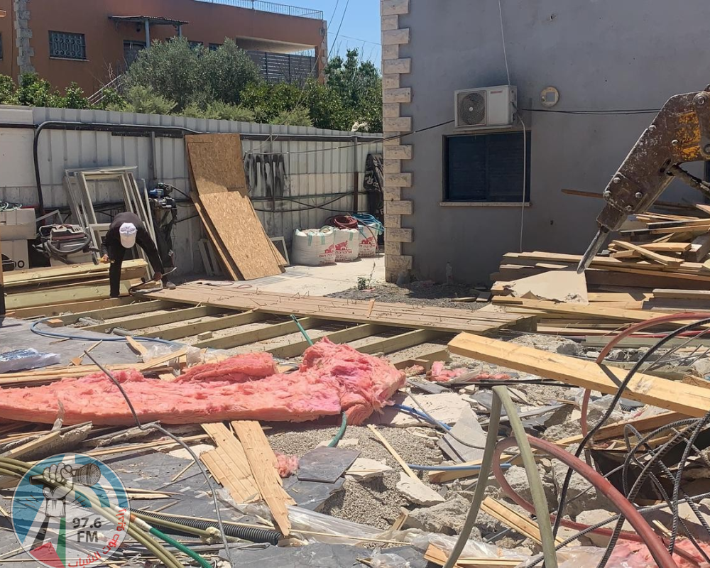 السلطات الإسرائيلية تجبر عائلة فلسطينية على هدم منزلها في مدينة رهط
