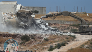 الاحتلال يهدم مسكنين ويقتلع أشجار زيتون غرب الخليل