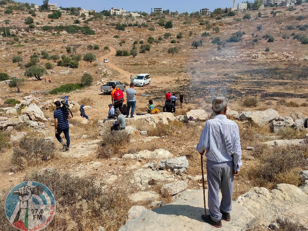 أهالي أم صفا ومتضامنون أجانب يستصلحون أراضي مهددة بالاستيطان